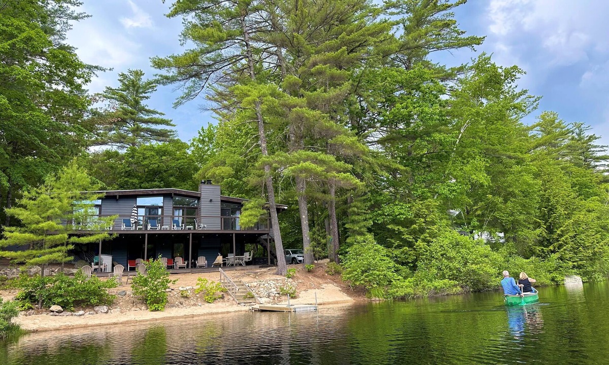 Eidelweiss Village House | Waterfront property with hot tub near North Conway