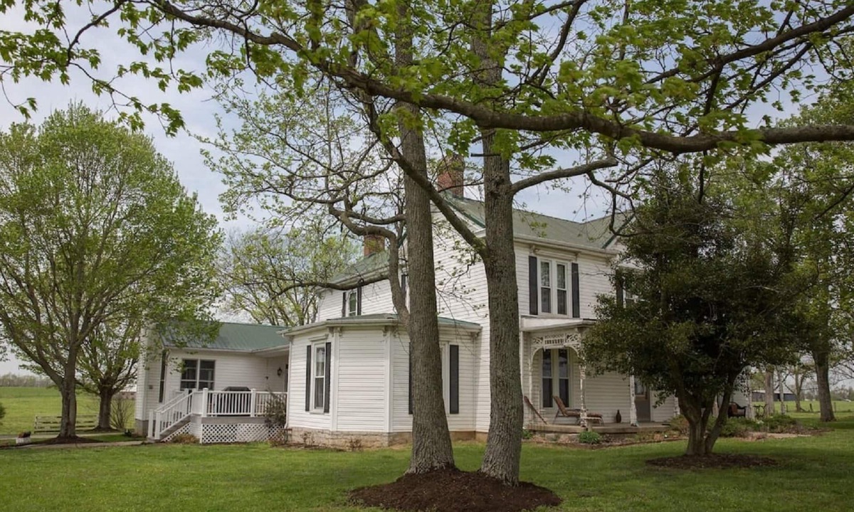 Paris House | Welcome Hall 5 bedroom 1880’s home on 55 acres