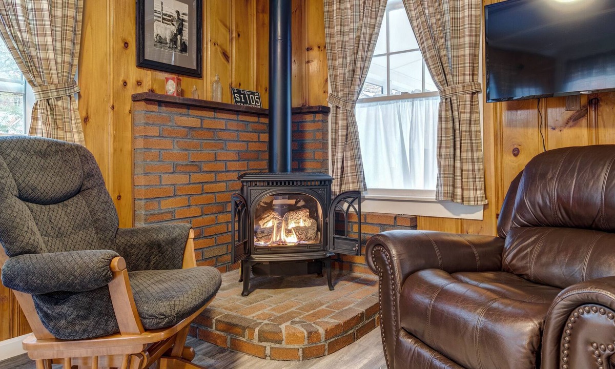 Rochester Cottage | Welcome to Stuart Cottage- comfy, clean, and convenient!
