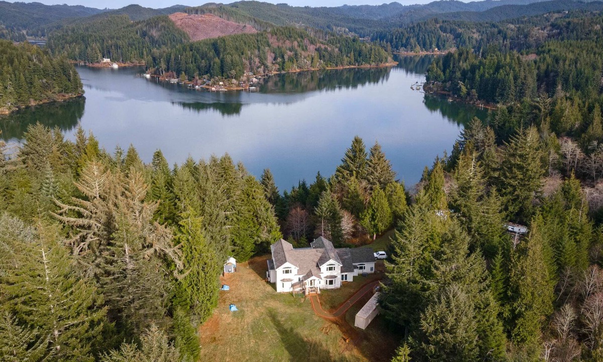 Lakeside Villa | Welcome to THE Ultimate Lakefront Villa!