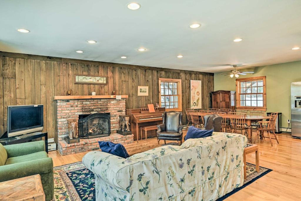 West Dover House | West Dover Home with Deck about 2 Mi to Mount Snow!