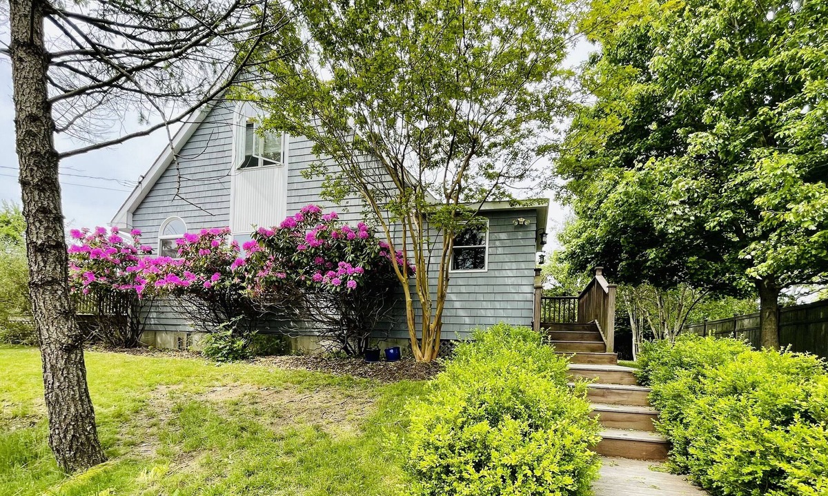 Montauk House | Your home away from home! Recently renovated and close to Ditch, Downs and Town!
