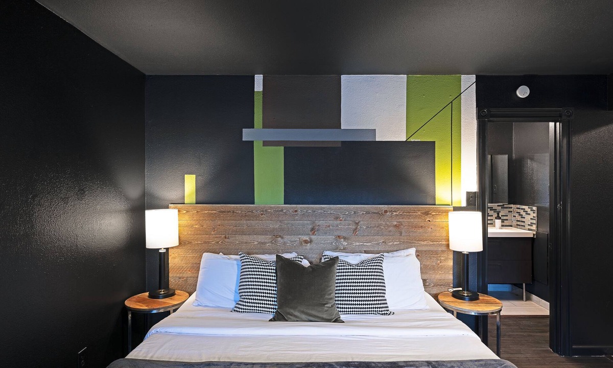 Hyde Park Apartment | Your Montrose Studios! Sleeps 54/27BR/27BA/27PA