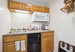 107 Deluxe Studio Queen, w/Sleeper sofa w/outdoor heated pool