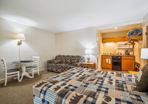 107 Deluxe Studio Queen, w/Sleeper sofa w/outdoor heated pool