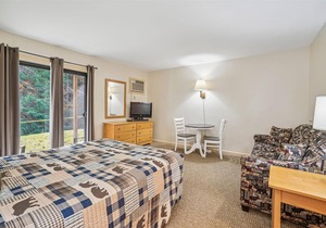 107 Deluxe Studio Queen, w/Sleeper sofa w/outdoor heated pool