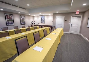 2-Star Hotel ∙ Hampton Inn by Hilton Amesbury, MA