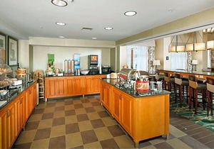 2-Star Hotel ∙ Hampton Inn & Suites Rockland
