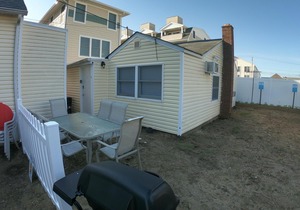 Adorable 2br half a block from the beach
