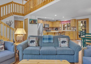 Air conditioning, private hot tub, 3 bed, 2 bath, walking distance to Mall
