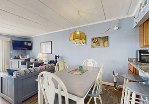 Amazing oceanfront condo with beach views & WiFi - walk to Northside Park