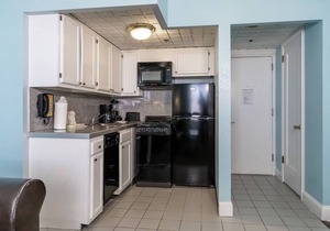 Beach Vacation! 3 Spacious Units w/Kitchen, Free Parking, Bar, Pool!