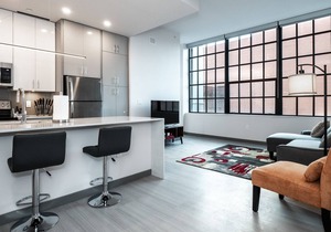 Beautiful Condo-Heart of Business District 405