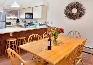 Beautiful condo with fireplace, on site spa & fitness center Woods Resort 26