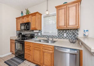 Beautiful Cottage w/Pool, Steps to Beach, Free WiFi and parking