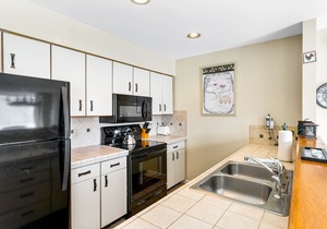 Beautiful Stowe getaway w/shared pool/hot tub, balcony & wood-burning fireplace