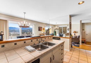 Beautiful Stowe getaway w/shared pool/hot tub, balcony & wood-burning fireplace