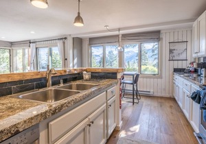 Brand New Listing! 5 minute walk to Canyon Lodge! Newly Updated Two-Bed, Two-Bath, Mountainback #14