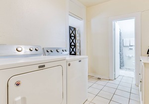 Bright Home 1 Block from the Beach/Sea w/Free WiFi, Shared Grill, & Central A/C