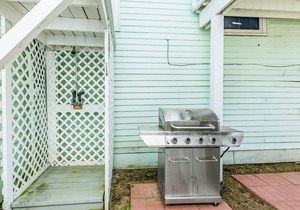 Bright Home 1 Block from the Beach/Sea w/Free WiFi, Shared Grill, & Central A/C