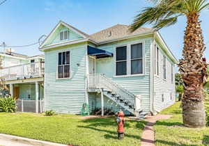 Bright Home 1 Block from the Beach/Sea w/Free WiFi, Shared Grill, & Central A/C