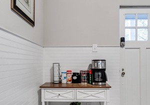 Carytown Home/Fenced Yard/3 TVs/Family-Friendly