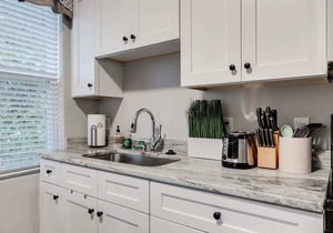 Carytown Home/Fenced Yard/3 TVs/Family-Friendly