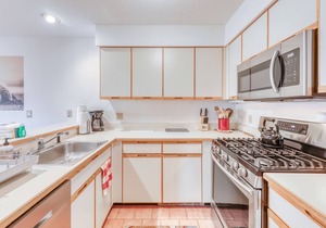 Charming, dog-friendly home with a private sauna, full kitchen, & furnished deck