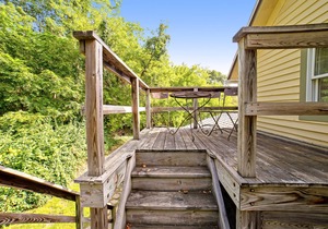 Charming Second Floor Studio with Partial AC, WiFi, TV, and Electric Fireplace