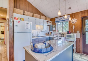 Cheery Cabin 3 Minutes to the Beach Near Downtown Manzanita Will Charm You!