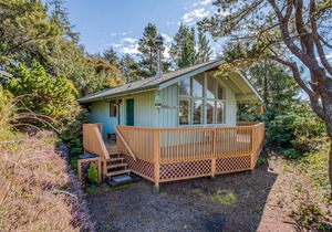 Cheery Cabin 3 Minutes to the Beach Near Downtown Manzanita Will Charm You!