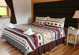 Cherry Lodge: Cozy King Room Escape