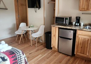 Cherry Lodge: Cozy King Room Escape