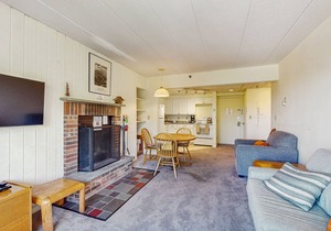Clean & bright condo with mountain views & modern kitchen - walk to lifts
