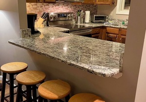 Close to shops/dining/town. TV, WiFi, AC, pet-friendly. A0125 by LRS