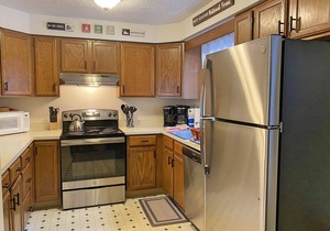Close to shops/dining/town access. Pet-friendly, Wifi, AC, deck. A0039 by LRS