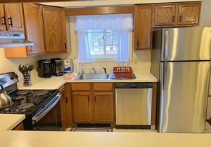 Close to shops/dining/town access. Pet-friendly, Wifi, AC, deck. A0039 by LRS