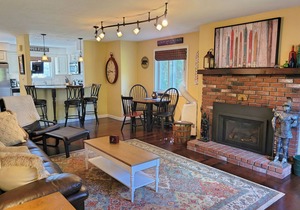 Close to shops/dining/town.TV, WiFi, AC, pool, deck,pet-friendly.A0162 by LRS