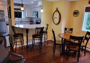 Close to shops/dining/town.TV, WiFi, AC, pool, deck,pet-friendly.A0162 by LRS