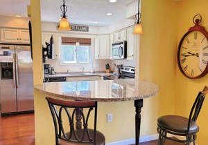 Close to shops/dining/town.TV, WiFi, AC, pool, deck,pet-friendly.A0162 by LRS