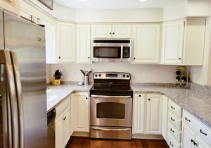 Close to shops/dining/town.TV, WiFi, AC, pool, deck,pet-friendly.A0162 by LRS