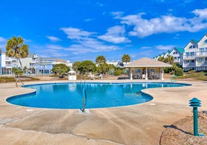 Colorful, lofty condo with balcony, beach access, pools, hot tubs & tennis