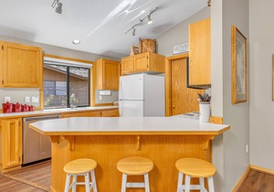 Comfort cozy cabin w/private hot tub PF, AC, new beds, unbeatable location!