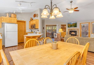 Comfort cozy cabin w/private hot tub PF, AC, new beds, unbeatable location!