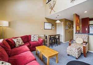 Cozy,1 bedroom loft condo! Ski back trails, shuttle& Sports center Highridge E11