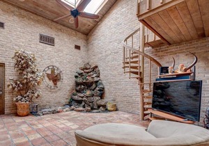 Cozy Mediterranean Colonial House in Galleria