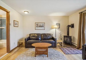 Cozy One-Bedroom Edgemont Condo with Ski Access & Fireplace B3