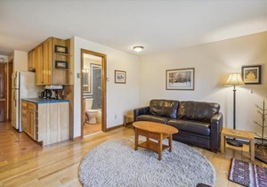 Cozy One-Bedroom Edgemont Condo with Ski Access & Fireplace B3