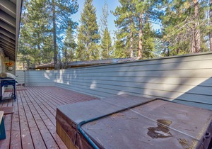 Cozy Single level home w/ private hot tub + FREE water park access!