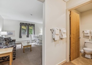 Deluxe 1 bedroom suite located on first floor with outdoor heated pool 118/120